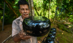 Le forgeron Thenuwara Badalge Sarath fabrique des bols utilisés par les moines bouddhistes pour solliciter l'aumône dans un village de Panvila, au Sri Lanka, le 2 juin 2025 ( AFP / Ishara S. KODIKARA )