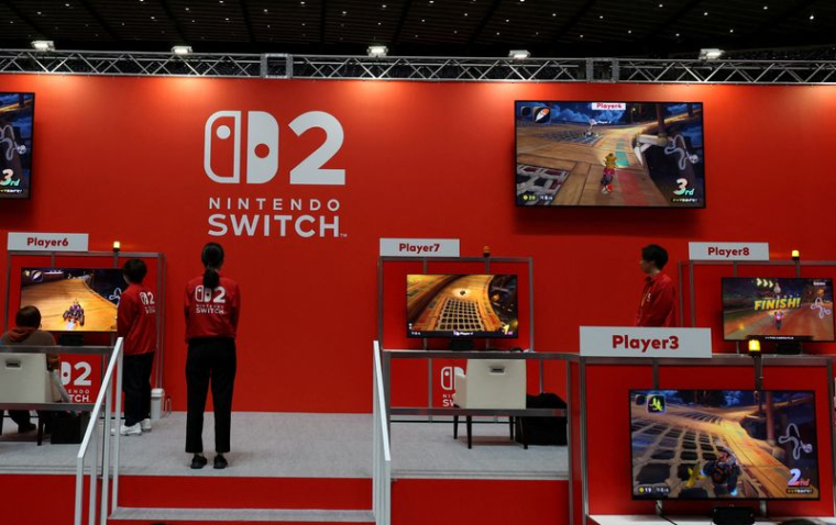 Un participant joue avec la console de jeu Nintendo Switch 2 lors d'un événement médiatique à Tokyo