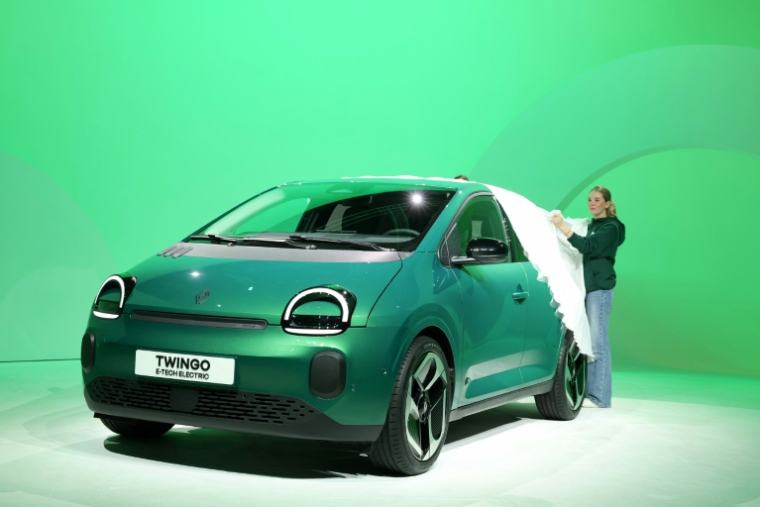 Le véhicule électrique Renault Twingo E-Tech présenté à la presse à Ivry-sur-Seine, en banlieue parisienne, le 31 octobre 2025 ( AFP / Thomas SAMSON )