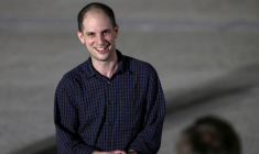 Evan Gershkovich sourit après son retour aux États-Unis