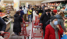 Des clients dans une épicerie à Manhattan,