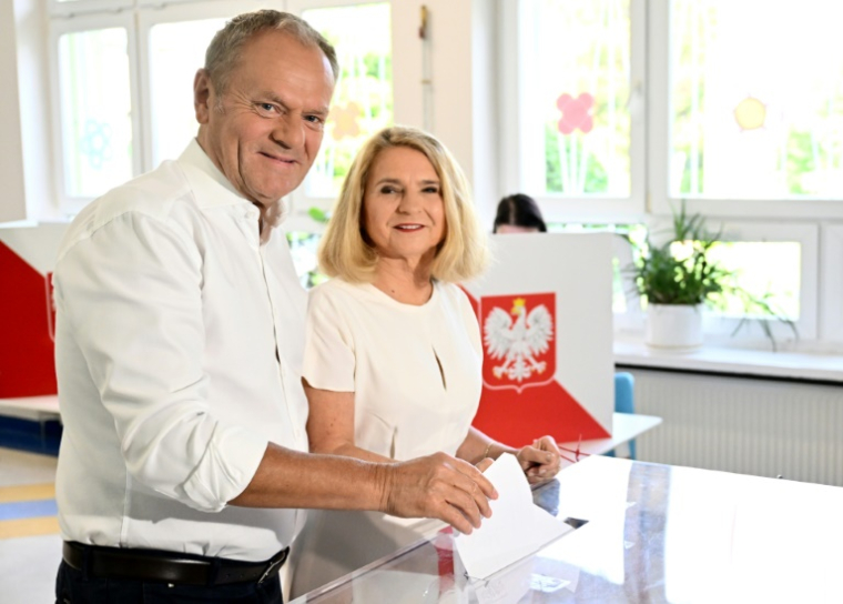 Le Premier ministre polonais Donald Tusk et son épouse Malgorzata Tusk votent au deuxième tour de la présidentielle, le 1er juin 2025 à Sopot ( AFP / Mateusz SLODKOWSKI )