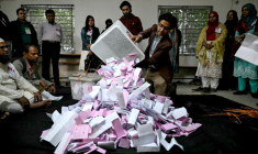 Début du dépouillement un bureau de vote à Dacca, lors des élections législatives au Bangladesh, le 12 février 2026 ( AFP / Sajjad HUSSAIN )