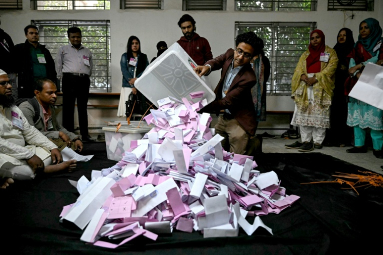 Début du dépouillement un bureau de vote à Dacca, lors des élections législatives au Bangladesh, le 12 février 2026 ( AFP / Sajjad HUSSAIN )