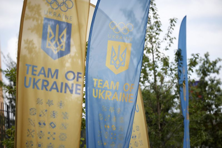 Les bannières de l'équipe olympique ukrainienne sont photographiées dans le village olympique, avant les JO de Paris 2024 à Paris