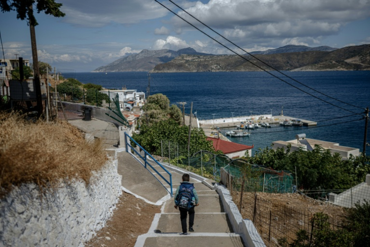Minas, un des deux élèves de l'école de Thymaina, en Grèce, le 23 septembre 2026 ( AFP / Angelos TZORTZINIS )