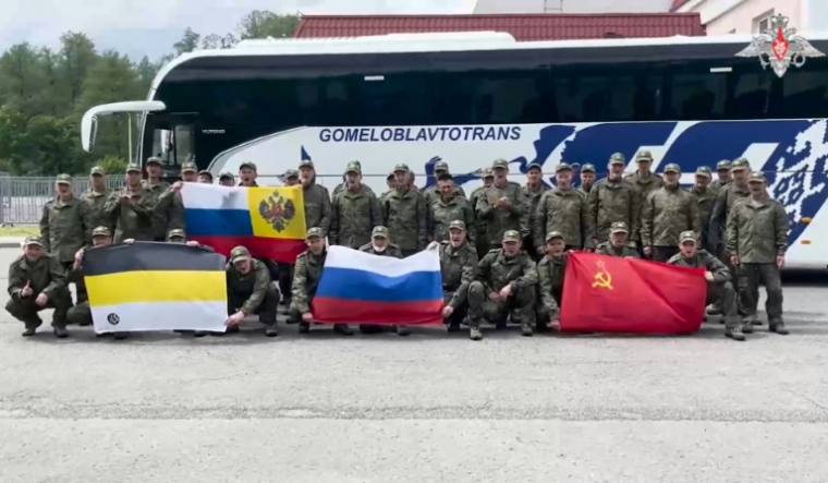 Une image diffusée par le ministère russe de la Défense le 24 mai 2025 montre des prisonniers de guerre après leur libération par l'Ukraine, à un endroit indéterminé au Bélarus ( Russian Defence Ministry / - )