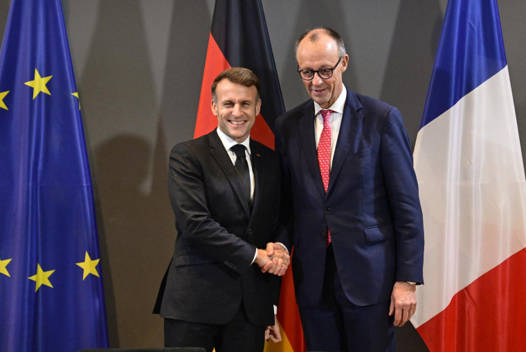 Emmanuel Macron et le chancelier allemand Friedrich Merz lors d'un sommet sur la souveraineté technologique à Berlin, le 18 novembre 2025. ( POOL / JOHN MACDOUGALL )
