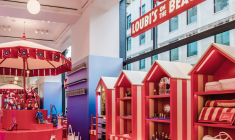 Rendez-vous à Londres pour découvrir la collection été de Christian Louboutin. crédit photo : Capture d’écran Instagram @theofficialselfridges