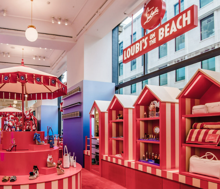 Rendez-vous à Londres pour découvrir la collection été de Christian Louboutin. crédit photo : Capture d’écran Instagram @theofficialselfridges