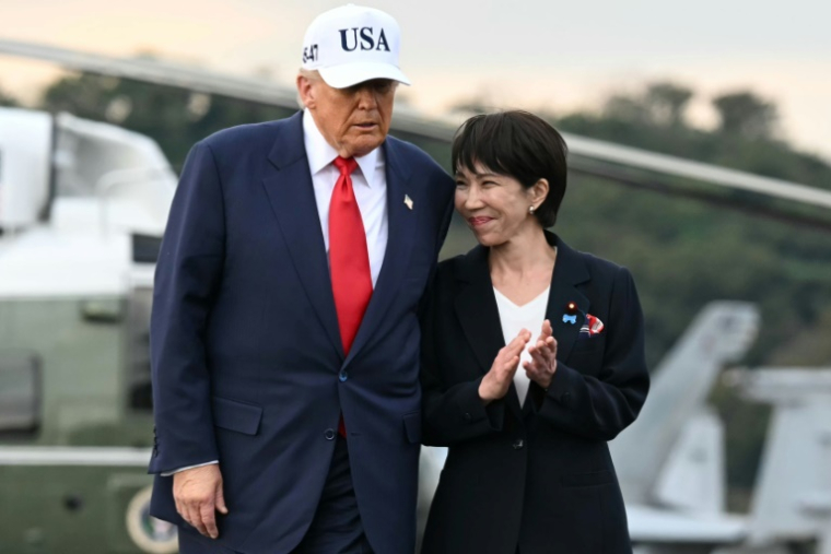 Le président américain Donald Trump et la Première ministre japonaise Sanae Takaichi, le 28 novembre 2025 à Yokosuka, au Japon ( AFP / ANDREW CABALLERO-REYNOLDS )