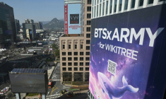 Cette vue d'ensemble montre la scène (en haut à gauche) du concert de retour du groupe de K-pop BTS, sur la place Gwanghwamun, dans le centre-ville de Séoul, le 21 mars 2026 ( AFP / Jung Yeon-je )