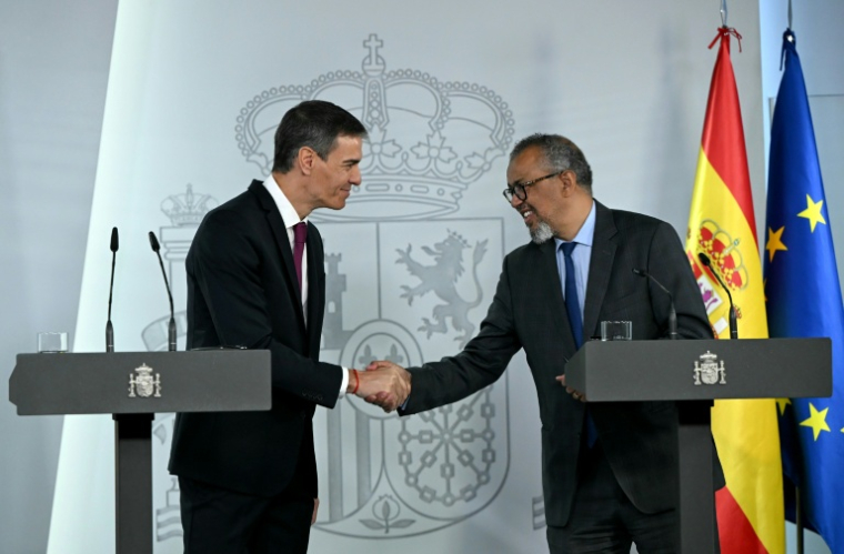 Le Premier ministre espagnol Pedro Sanchez, à gauche, avec à sa droite le directeur général de l'OMS Tedros Adhanom Ghebreyesus, à Madrid en Espagne le 12 mai 2026 ( AFP / JAVIER SORIANO )
