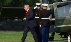 Le président américain Donald Trump descend de Marine One après avoir atterri à l'Ellipse, près de la Maison Blanche à Washington, le 15 juillet 2026 ( POOL / Haiyun Jiang )