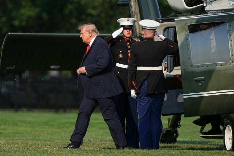 Le président américain Donald Trump descend de Marine One après avoir atterri à l'Ellipse, près de la Maison Blanche à Washington, le 15 juillet 2026 ( POOL / Haiyun Jiang )
