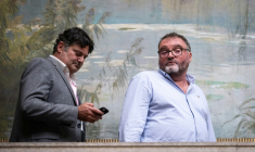 L'ancien anesthésiste français Frédéric Péchier (à droite) aux côtés de son avocat Randall Schwerdorffer pendant une pause lors de la première journée de son procès, au tribunal de Besançon, dans le nord-est de la France, le 8 septembre 2025 ( AFP / SEBASTIEN BOZON )