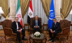 Le ministre égyptien des Affaires étrangères Badr Abdelatty (c), son homologue iranien Abbas Araghchi (g) et le directeur général de l'Agence internationale de l'énergie atomique (AIEA), Rafael Grossi, lors d'une rencontre au Caire, le 9 septembre 2025 ( AFP / Ahmed HASAN )