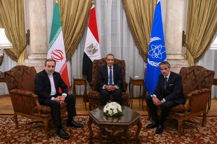 Le ministre égyptien des Affaires étrangères Badr Abdelatty (c), son homologue iranien Abbas Araghchi (g) et le directeur général de l'Agence internationale de l'énergie atomique (AIEA), Rafael Grossi, lors d'une rencontre au Caire, le 9 septembre 2025 ( AFP / Ahmed HASAN )