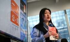 Karen Dai, fondatrice de SoloNest, partage son expérience avec des participants lors d'une discussion informelle sur les entreprises individuelles à Shanghai, le 12 avril 2026 en Chine ( AFP / Jade GAO )