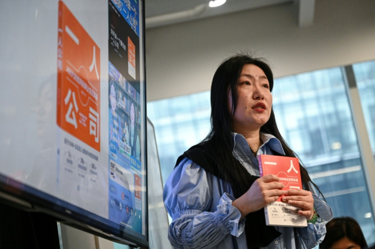 Karen Dai, fondatrice de SoloNest, partage son expérience avec des participants lors d'une discussion informelle sur les entreprises individuelles à Shanghai, le 12 avril 2026 en Chine ( AFP / Jade GAO )