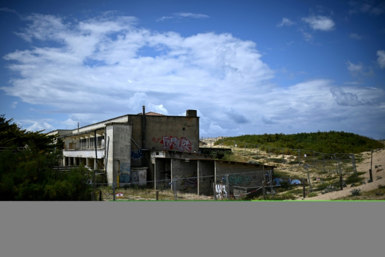 Vue de l'institut hélio-marin de Labenne (Landes), menacé par l'érosion, le 24 juillet 2025 ( AFP / Christophe ARCHAMBAULT )