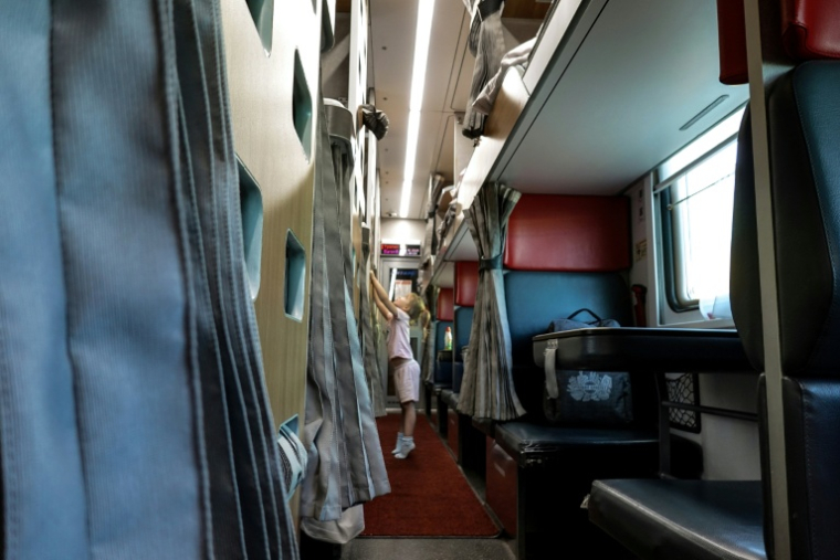 Un enfant voyageant à bord du "Yantar", le train qui relie Moscou à l'enclave russe de Kaliningrad, le 14 octobre 2025 ( AFP / STRINGER )