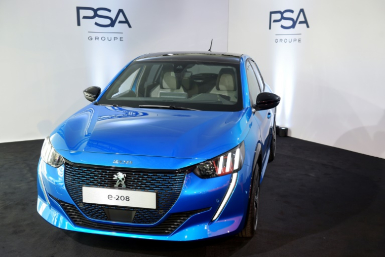 Une Peugeot e-208 à Rueil-Malmaison (Hauts-de-Seine), le 26 février 2019 ( AFP / ERIC PIERMONT )