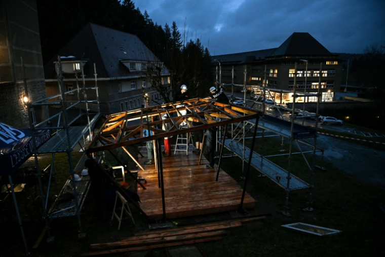 Des élèves du Lycée des Métiers du Bâtiment (LMB) construisent un abri extérieur à Felletin, le 10 décembre 2025 dans la Creuse ( AFP / Christophe ARCHAMBAULT )