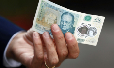 Le "Lion rugissant", portrait du Premier ministre britannique Winston Churchill durant la Deuxième Guerre mondiale, figurant sur le billet britannique de cinq livres ( POOL / STEFAN WERMUTH )