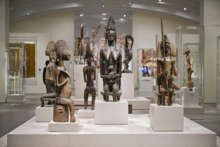 Des oeuvres d'art exposées dans l'aile Michael C. Rockefeller consacrée aux arts d'Afrique, d'Océanie et des "anciennes Amériques", le 28 mai 2025 au Metropolitan Museum de New York ( AFP / ANGELA WEISS )