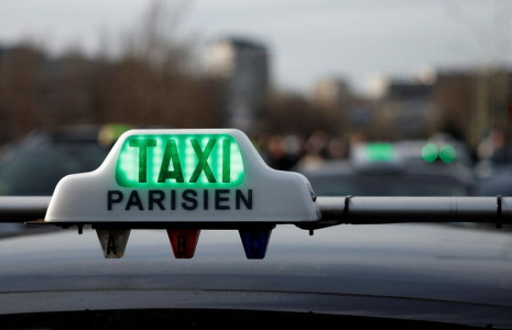 Des chauffeurs de taxi français bloquent une rocade lors d'une manifestation, à Paris
