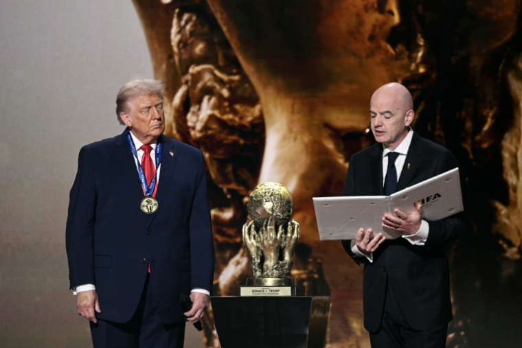Le président américain Donald Trump (g) reçoit le prix de la paix de la FIFA des mains du président de la FIFA, Gianni Infantino, lors du tirage au sort de la Coupe du monde de football de la FIFA 2026, au Kennedy Center, à Washington, le 5 décembre 2025 ( AFP / Brendan SMIALOWSKI )