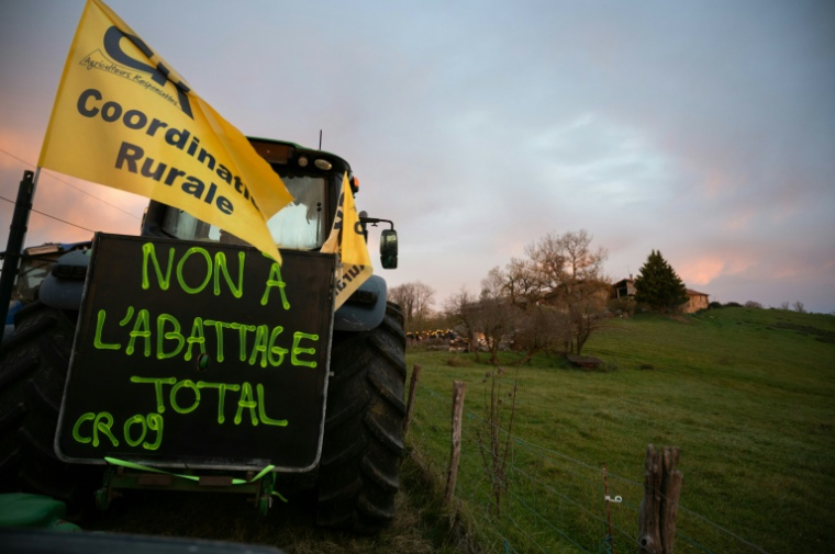 Cette photographie montre le tracteur d'un agriculteur arborant le drapeau de la Coordination Rurale (CR) à Bordes-sur-Arize, le 10 décembre 2025 ( AFP / Matthieu RONDEL )