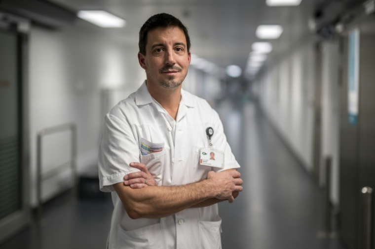 Le Dr Olivier Pantet, spécialiste des grands brûlés, le 13 janvier 2026 au Centre hospitalier universitaire vaudois (CHUV) à Epalinges, en Suisse ( AFP / Fabrice COFFRINI )