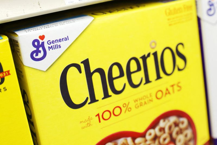 Des boîtes de Cheerios, propriété de General Mills, sont visibles dans un magasin à Manhattan, New York