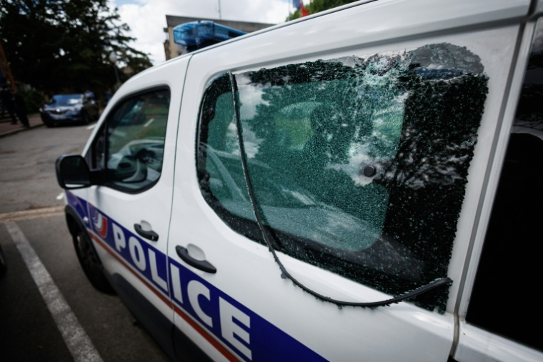 Une voiture de police dont la vitre a été brisée lors des échauffourées qui ont suivi la victoire du PSG en Ligue des champions, à Aulnay-sous-Bois, en Seine-Saint-Denis, le 4 juin 2026 ( AFP / SIMON WOHLFAHRT )