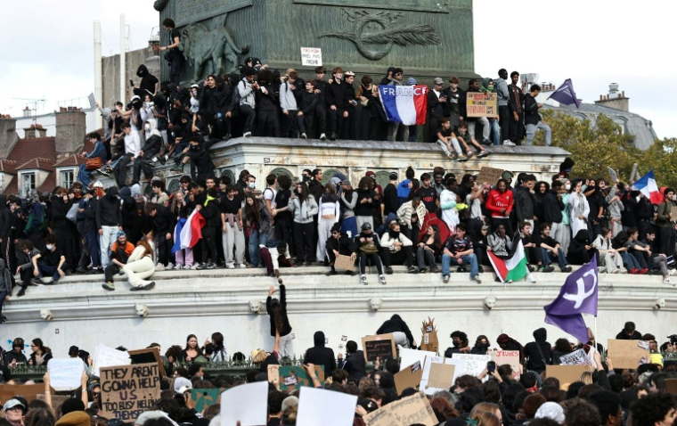 Manifestation de lycéens place de la Bastille, à Paris, le 8 octobre 2026 ( AFP / SIMON WOHLFAHRT )