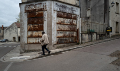 Un commerce fermé dans le village de Clamecy, menacé par la désertification. ( AFP / ARNAUD FINISTRE )