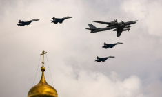 Des avions de combat russes Su-35S et un bombardier stratégique Tu-95ms