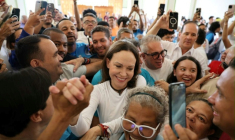 Photo fournie par le service de presse du parti Vente Venezuela, montre la dirigeante de l’opposition vénézuélienne, María Corina Machado, arrivant à l’église Santa Rosa, à Barquisimeto, au Venezuela, le 25 octobre 2026 ( Vente Venezuela Press Office / Handout )