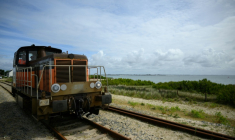 La locomotive le Tire-Bouchon entre Auray et Quiberon dans le Morbihan le 9 juin 2026 ( AFP / Loic VENANCE )