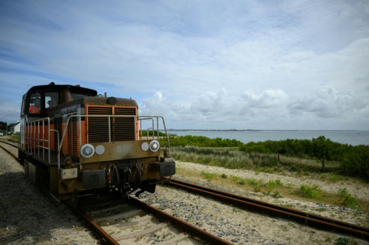 La locomotive le Tire-Bouchon entre Auray et Quiberon dans le Morbihan le 9 juin 2026 ( AFP / Loic VENANCE )