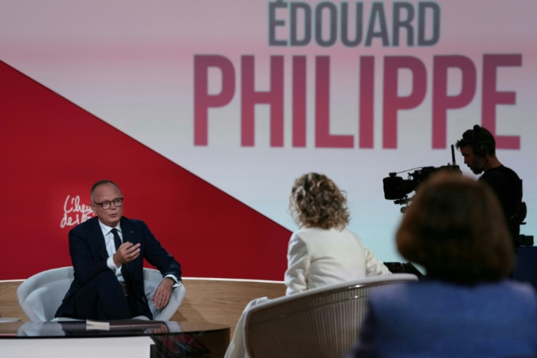 Edouard Philippe, candidat Horizons à la présidentielle, sur le plateau de l'émission politique "L'Heure de vérité" de France 2, le 8 octobre 2026 à Paris ( AFP / Dimitar DILKOFF )