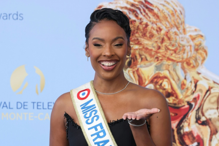 Miss France 2025, Angélique Angarni-Filopon, pose lors d'une cérémonie à Monaco, le 17 juin 2025 ( AFP / Valery HACHE )