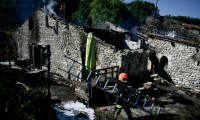 Un pompier après l'incendie du gite accueillant des personnes handicapées, à Montmoreau, le 28 juillet 2025 ( AFP / Philippe LOPEZ )