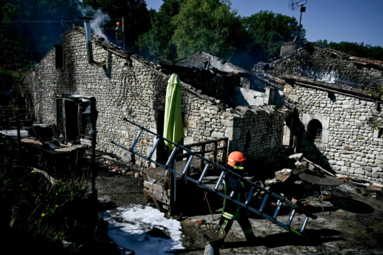 Un pompier après l'incendie du gite accueillant des personnes handicapées, à Montmoreau, le 28 juillet 2025 ( AFP / Philippe LOPEZ )
