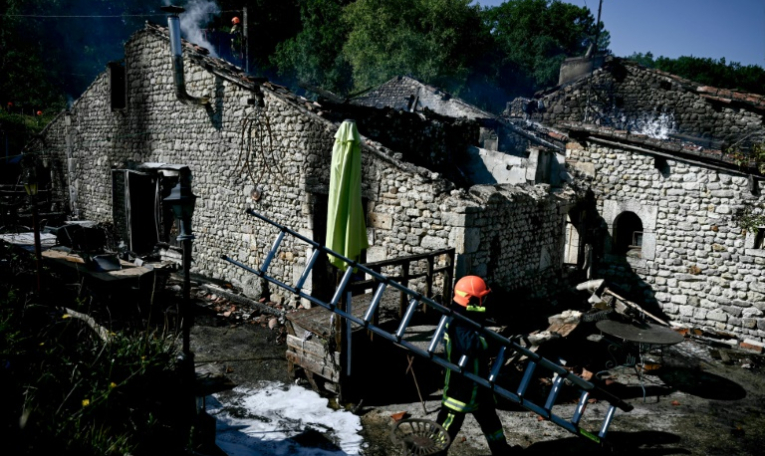 Un pompier après l'incendie du gite accueillant des personnes handicapées, à Montmoreau, le 28 juillet 2025 ( AFP / Philippe LOPEZ )