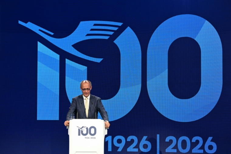 Le chancelier allemand Friedrich Merz lors d'une cérémonie pour le centenaire de la fondation de la compagnie aérienne Lufthansa à l'aéroport de Francfort, le 15 avril 2026 en Allemagne ( AFP / Kirill KUDRYAVTSEV )