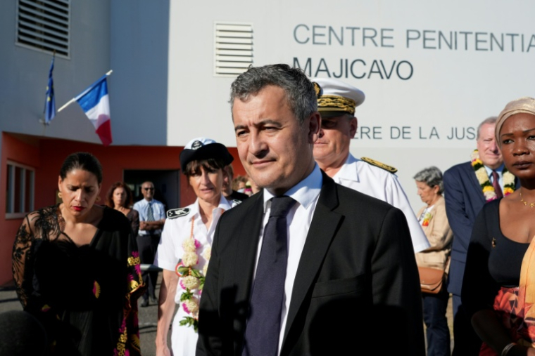 Le ministre de la Justice, Gérald Darmanin (c) lors d'une visite au centre pénitentiaire de Majicavo, sur la commune de Koungou, à Mayotte, le 23 février 2026 ( AFP / Marine GACHET )