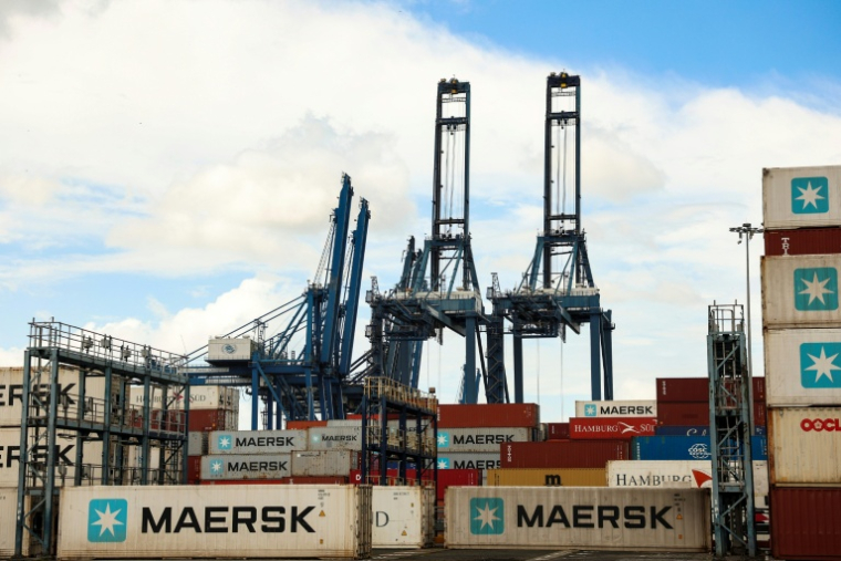 Des conteneurs au port de Balboa, géré par CK Hutchison Holdings, société basée à Hong Kong, à l'entrée du canal de Panama, le 23 février 2026 à Panama City ( AFP / MARTIN BERNETTI )